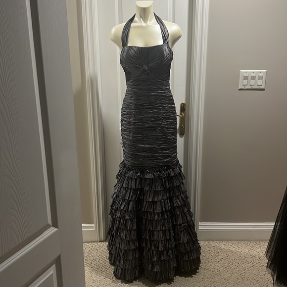 Rich grey evening gown with matching shawl. - Picture 3 of 6